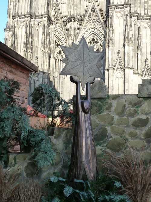 Une des crèches présentée sur le parvis de la cathédrale de Cologne