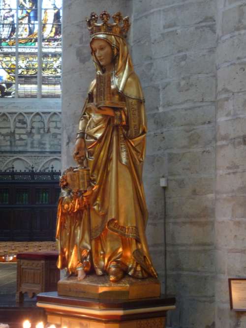 Statue de Ste Gudule — Eglise St Michel et Ste Gudule — Bruxelles