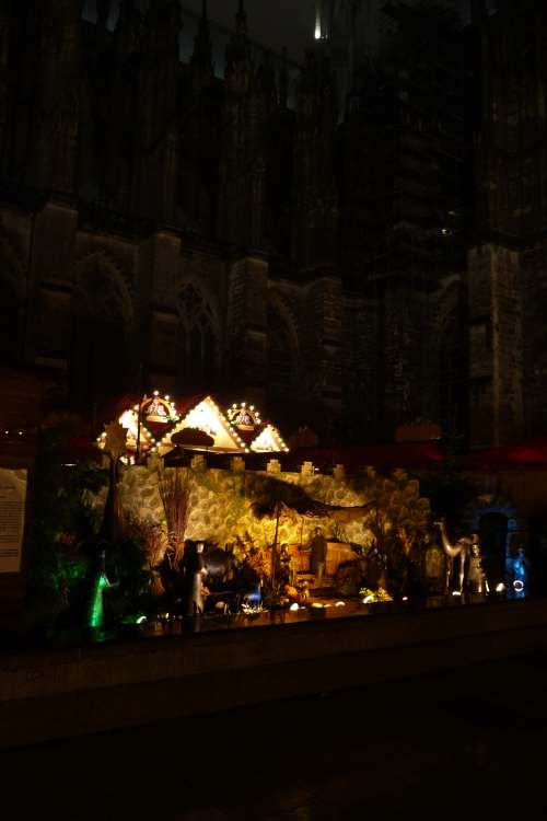 Crèche en marge du marché de Noël devant la cathédrale de Cologne