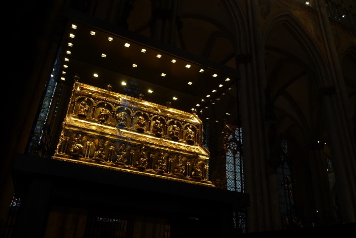 Châsse des mages dans la nef de la cathédrale de Cologne