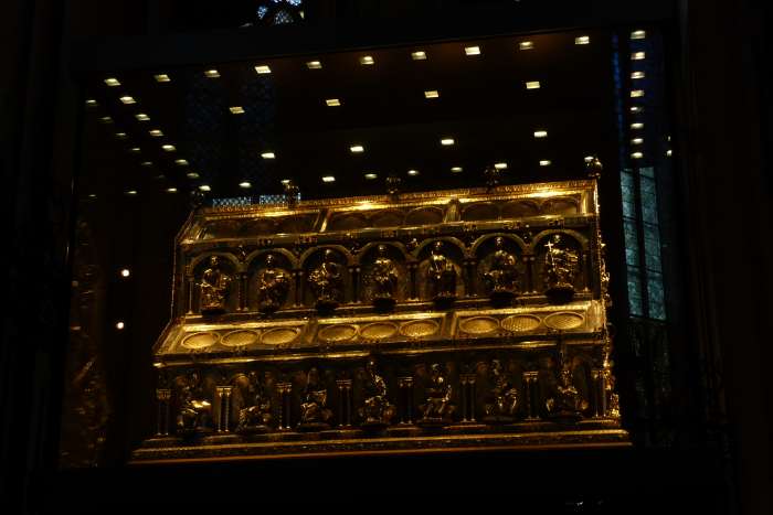 Châsse des mages dans la nef de la cathédrale de Cologne
