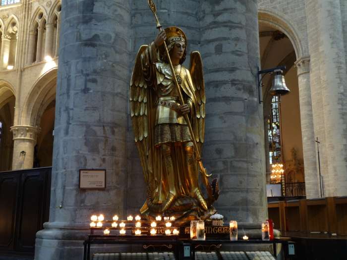 Statue de St Michel — Eglise St Michel et Ste Gudule — Bruxelles