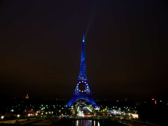 Tour Eiffel aux couleurs de l'Europe