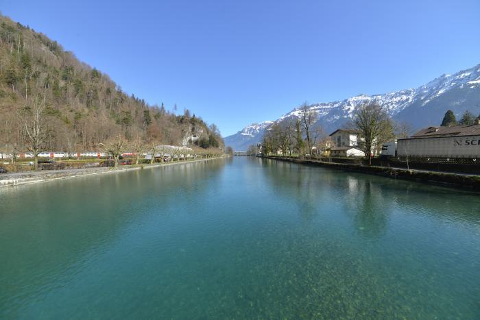 — L'Aar traversant la ville - Interlaken —