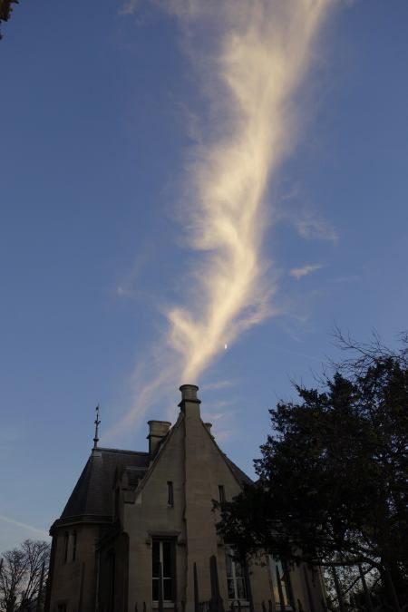 — Coulée nuageuse dans le ciel vue depuis la Cathédrale Notre Dame - Paris —