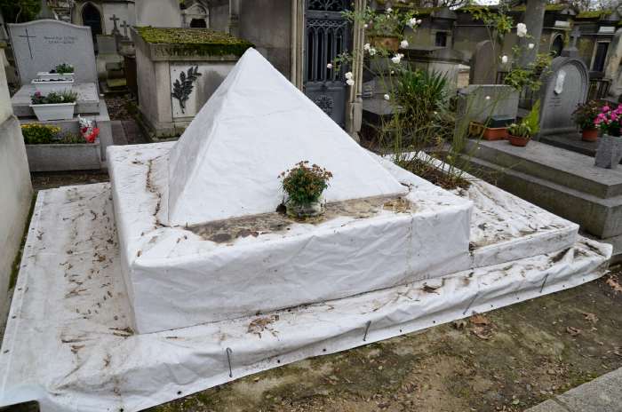 — Monument funéraire photographié dans le cimetière du Père-Lachaise — Paris —