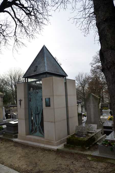 — Monument funéraire photographié dans le cimetière du Père-Lachaise — Paris —