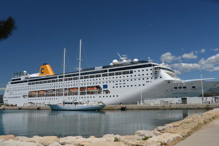 — Le "COSTA neoRIVIERA" dans la rade de Toulon - Toulon —