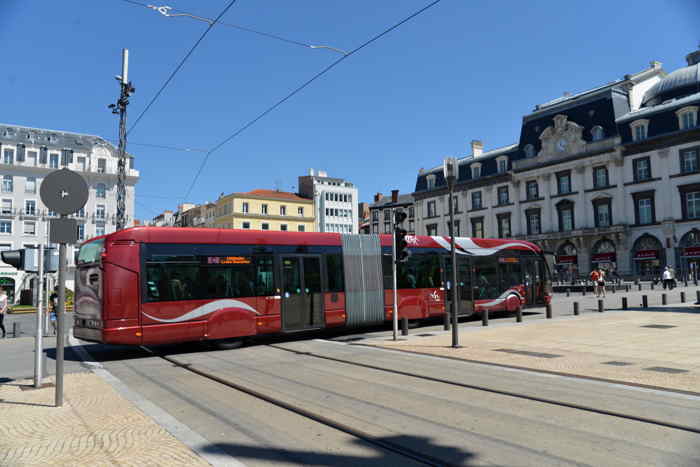 — Tramway sur la Place de Jaude — Clermont-Ferrand —