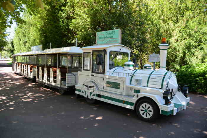 — "Petit train" parqué dans le jardin Lecoq - Clermont-Ferrand —