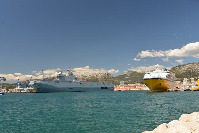 — Navire de guerre et ferry dans le port de Toulon - Toulon —