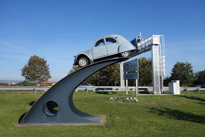 — Monument dédié à la 2 CV — Lempdes (près de Clermont-Ferrand) —