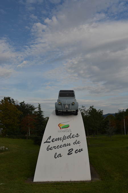 — Monument dédié à la 2 CV — Lempdes (près de Clermont-Ferrand) —