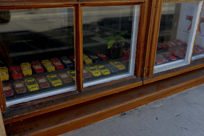 — Miniatures 2 CV Citroën et Rolls-Royce en vitrine — Bâle/Basel —