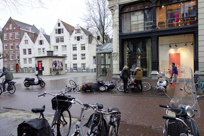 — Scooters et vélos abattus par le vent au sol — Amsterdam —