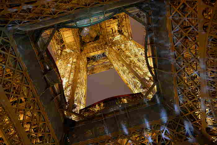 — La Tour Eiffel vue du dessous de nuit — Phase d'illumination scintillante — Paris —