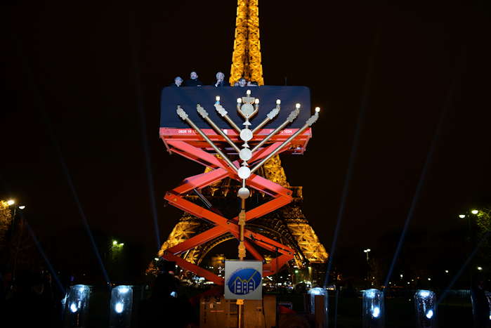— Fête d'Hanoucca sur le champ de Mars avec en fond, la tour Eiffel — Paris —