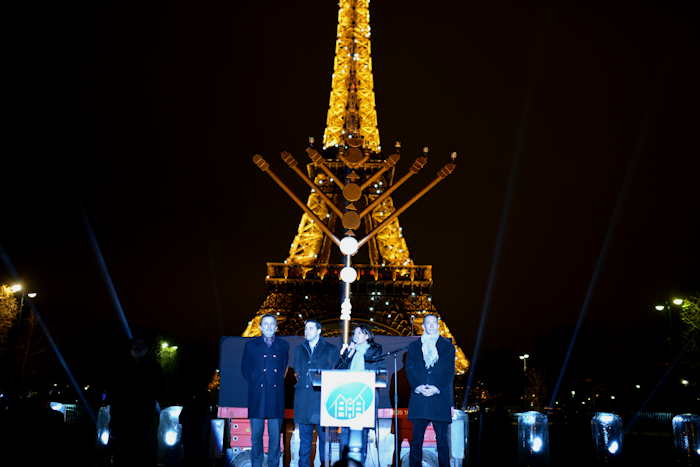 — Anne Hidalgo — Fête d'Hanoucca sur le champ de Mars avec en fond, la tour Eiffel — Paris —