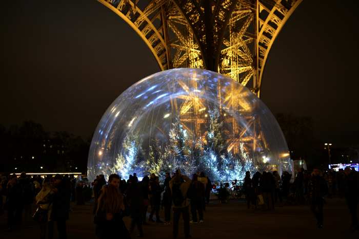 — Sapins de Noël sous la tour Eiffel — Paris —