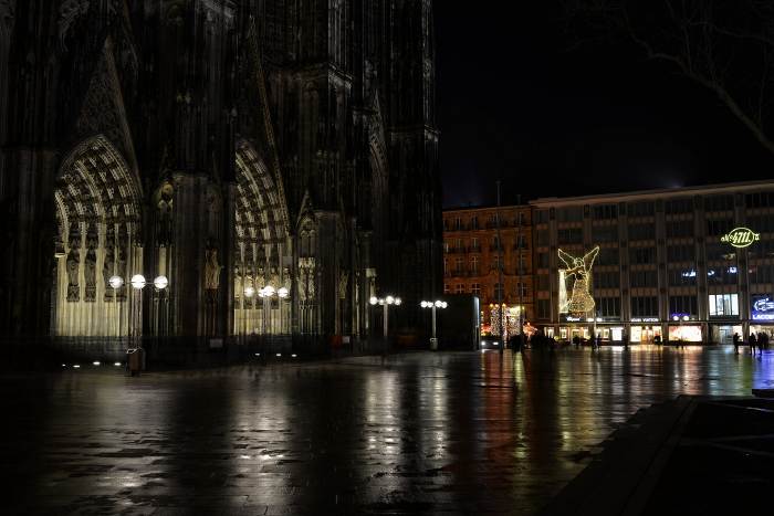 — Parvis de la cathédrale — Cologne —