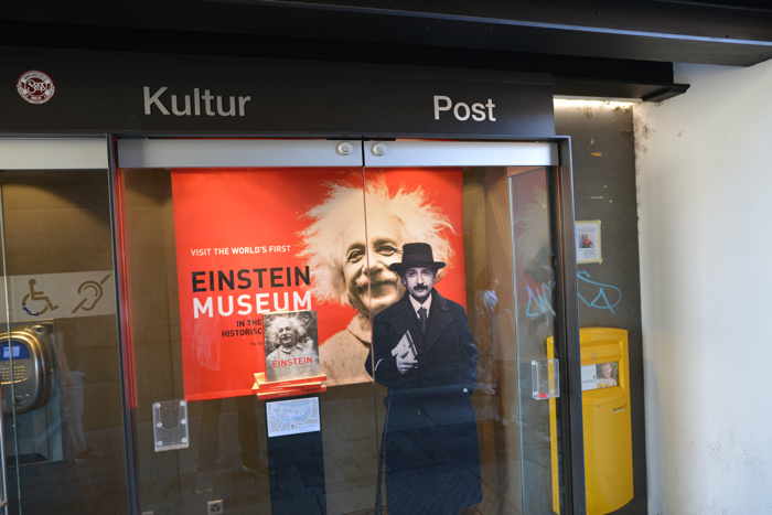 — Affiche musée Einstein — Passage sous l'ancienne Tour de la prison — Bern/Berne —