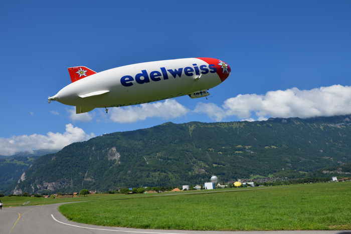 — L'"Edelweiss" au décollage sur le terrain d'aviation — Interlaken (CH) —