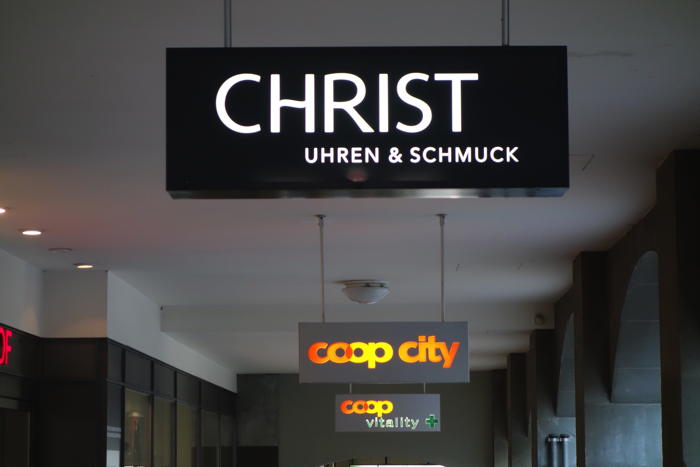 — Enseignes bijouterie Christ et magasin Coop — Bern/Berne —