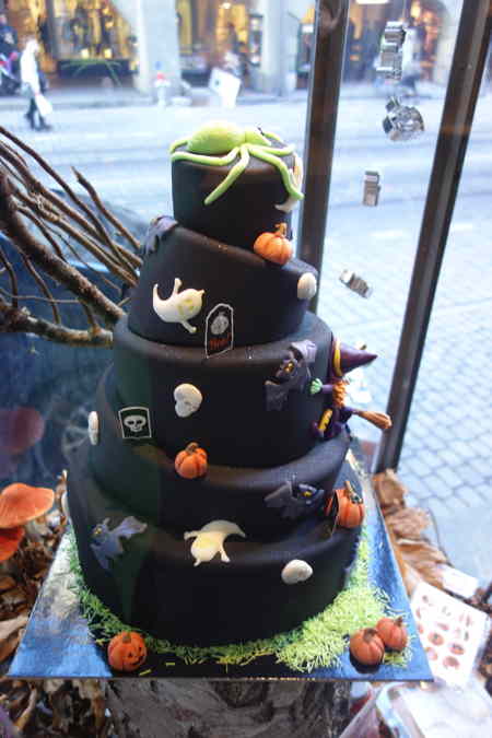 — "gâteau d'Halloween style "Tour de Babel" —  — Vitrine d'exposition sous les arcades de la Marktgasse — Bern/Berne —