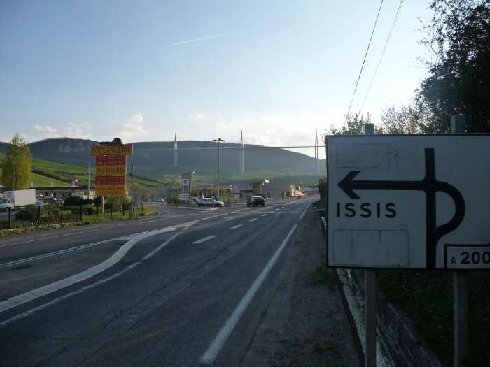 Zone commerciale de Millau avec le viaduc en arrière plan