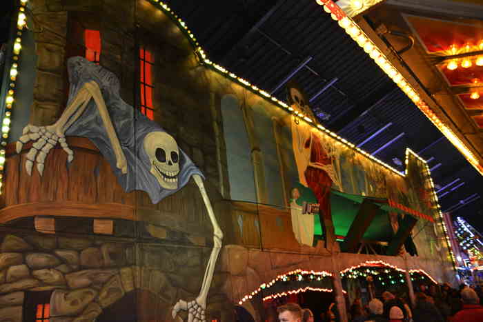 Attractions foraines sur le site de la Foire/Messe commerciale — Bâle/Basel