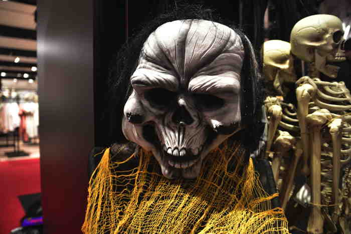 Articles Halloween en grand magasin — Bâle/Basel