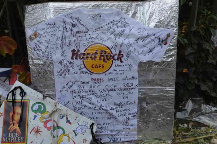 T-shirt Hard Rock café hommage déposé devant le Bataclan cafe — Boulevard Voltaire — Paris