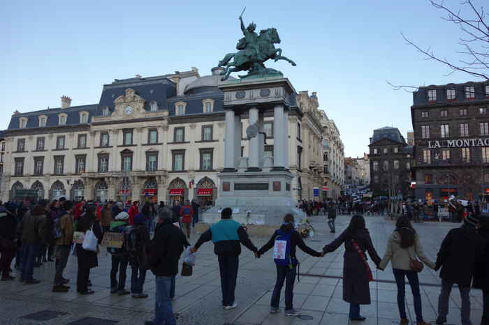 Chaîne humaine COP 21  — Statue de Vercingétorix sur la Place de Jaude - Clermont-Fd (Puy-de-Dôme) —