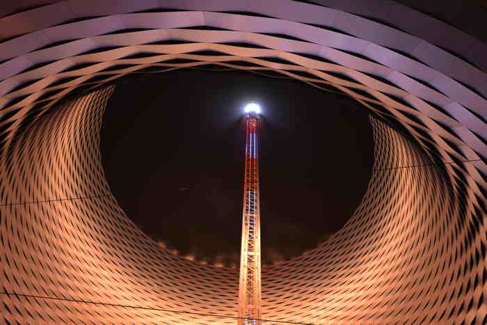 Swiss Tower sur le site de la Foire/Messe commerciale — Bâle/Basel