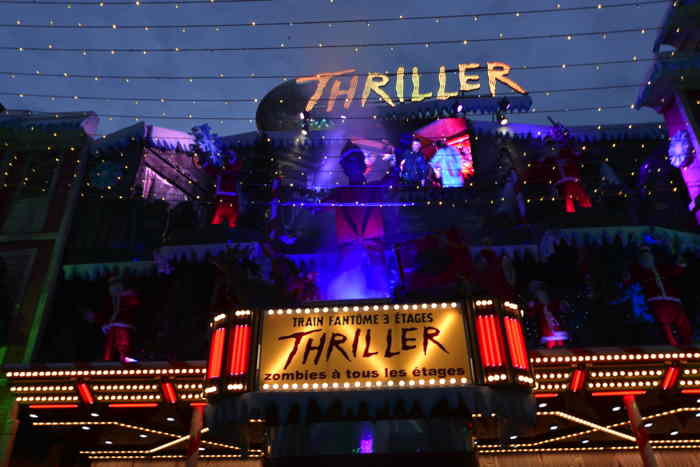 — Train fantôme avec zombies à tous les étages "Thriller" —  — Marché de Noël — les Champs-Elysées — Paris —