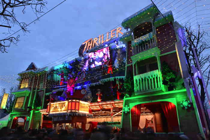 — Train fantôme avec zombies à tous les étages "Thriller" —  — Marché de Noël — les Champs-Elysées — Paris —