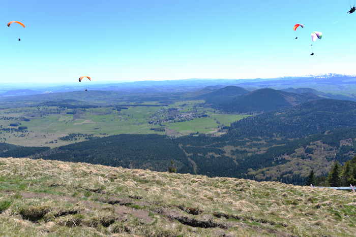 Parc Naturel Régional des Volcans d'Auvergne vu depuis le Puy-de-Dome.   Laschamp, Puy de Laschamp, de La Vache, de Lassolas et la chaine du Mont Dore en arrière plan -