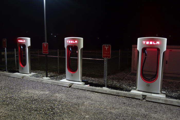 — Parking Tesla — Sortie autoroute Rubigen — Canton de Bern/Berne —
