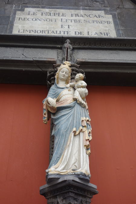 — Statue d'une Vierge à l'enfant — Portail Nord de la cathédrale de Clermont-Fd — Clermont-Fd —