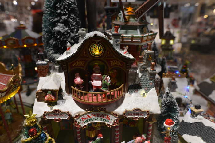 — Horloge miniature d'un village de Noël en maquette — Bâle/Basel —
