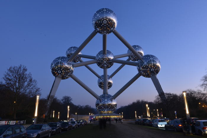 Vue de l'Atomium à la tombée de la nuit — Bruxelles