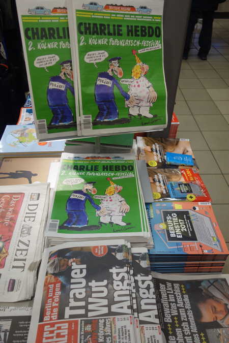 Charlie Hebdo en version Allemande en kiosque dans la gare — Cologne/Köln