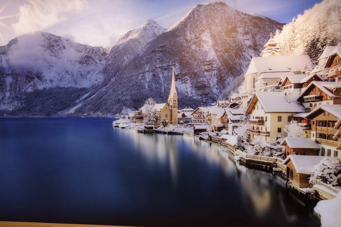 "Le lac et le village d'Hallstatt en Autriche"