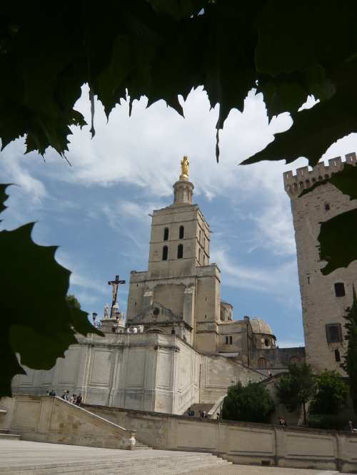 Cathédrale Notre-Dame-des-doms, calvaire et Tour du Palais des papes — Avignon