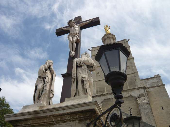 Cathédrale Notre-Dame-des-doms et scène de calvaire — Avignon