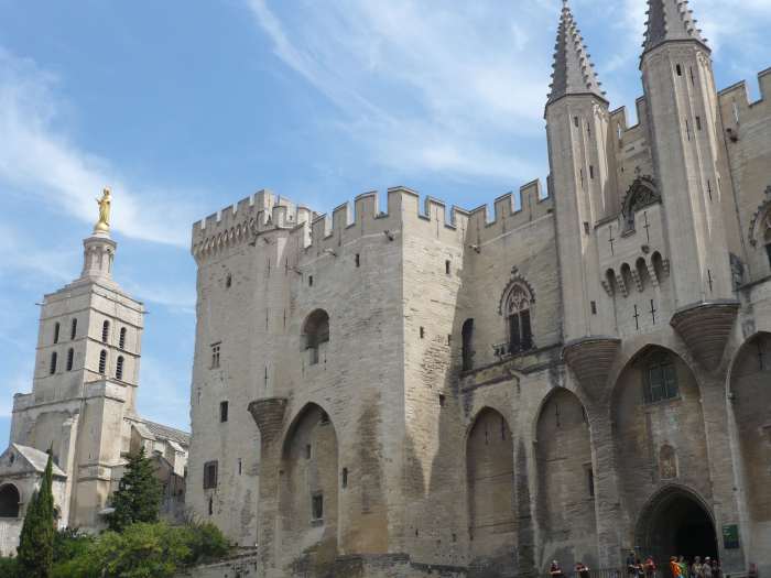 Cathédrale Notre-Dame-des-doms et Palais des papes — Avignon