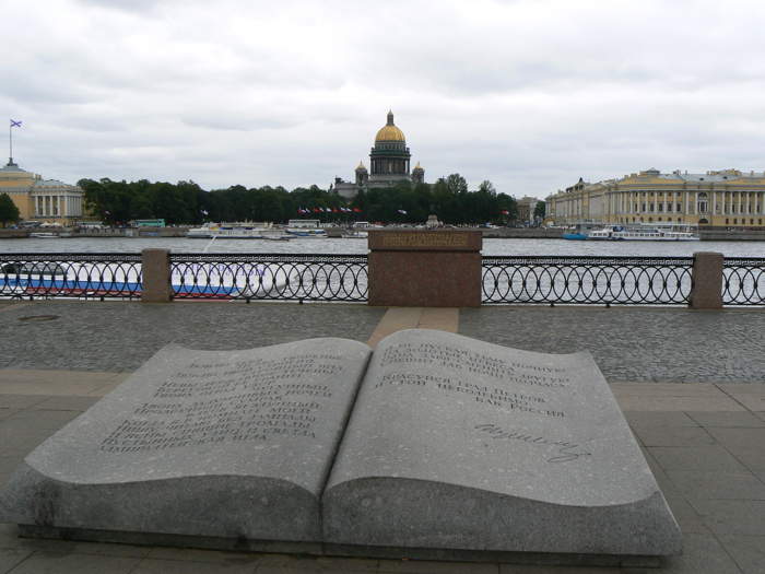 — Le monument "le livre ouvert" à St Petersburg sur le remblai d'Universitetskaya — Saint-Pétersbourg —