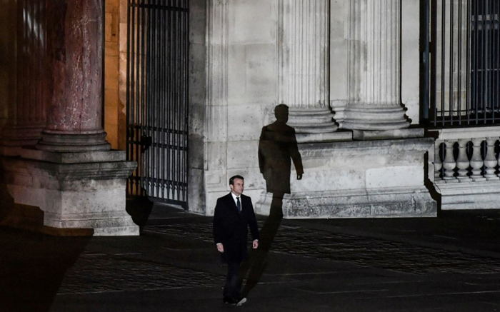 Marche d'E. Macron sur l'esplanade deu Louvre au soir du 7 Mai 2017
