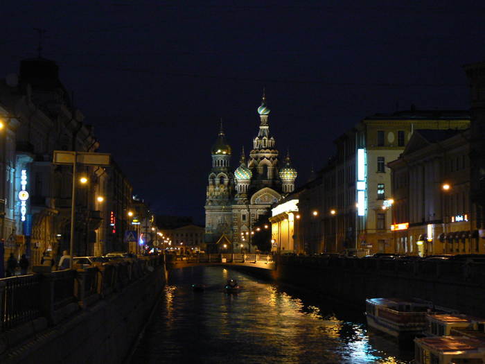 La "cathédrale Saint-Sauveur-sur-le-Sang-Versé" vue de nuit depuis l'un des canaux de la Neva à St-Pétersbourg