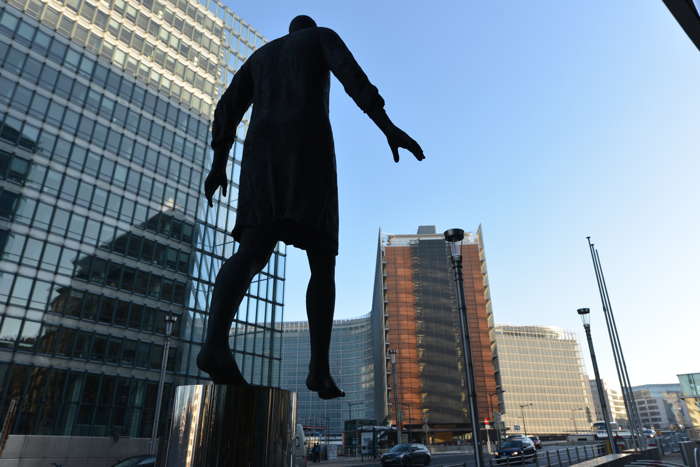 — "L'homme qui marche" —  — Rue de la Loi, au milieu des bâtiments de l'Europe — Bruxelles —